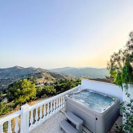 New - Luxury, Views, Hot Tub, Pool, 8 Sofabed *